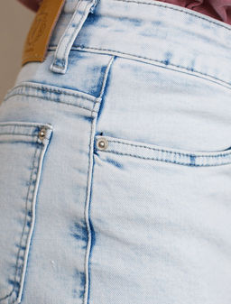 Укороченные джинсы c декоративной стиркой из эластичного плотного денима - Vilatte фото 6