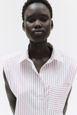 Camisa sin mangas con hombreras