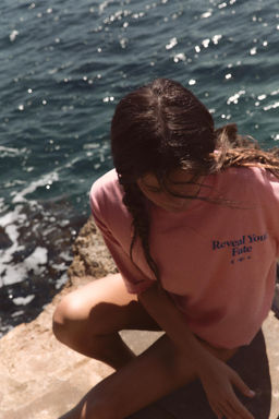 CAMISETA EFECTO LAVADO TEXTO / Rosa