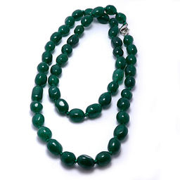 Бусы из камня Нефрит темный привлекает денежные энергии