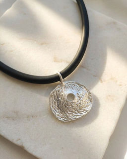Кулон на шнурке