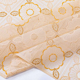LACE Клеенка столовая ажурная ПВХ 1,37х20м Мальтийское кружево бежевый фон, цветное тиснение, матовая, на пленке (Китай) Цена указана за 1 м/п. В рулоне 20м.