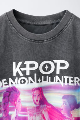 CAMISETA EFECTO LAVADO KPOP DEMON HUNTERS NETFLIX  / Gris antracita - Zara фото 3