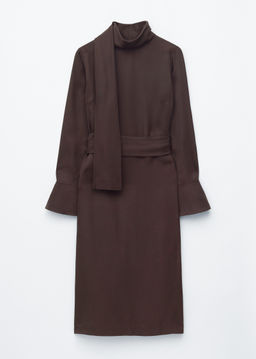 Vestido midi con cuello tipo pa?uelo