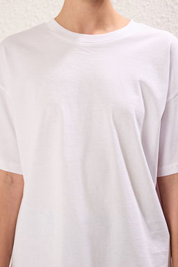 Beyaz Pembe Cizgili Kal?n Pamuklu Poplin Detayl? Oversize/Genis Kal?p Orme T-Shirt TWOSS24TS00006