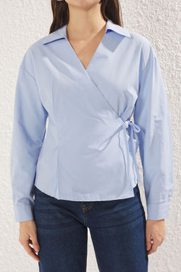 TRENDYOLMILLA Mavi Kruvaze Kapama Baglama Detayl? Regular Normal Kal?p Dokuma Gomlek TWOSS25GO00029  фото 3