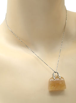 Оригинальная подвеска с халцедоном в форме сумочки 25*10*27мм цв.желтый.