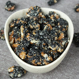 Грецкий орех в черном кунжуте