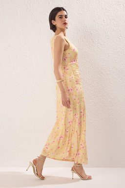 Turuncu Cicek Bask?l? Parlak Yuzeyli Kay?k Kaya Vucuda Oturan Esnek Orme Kalem Elbise TWOSS24EL00528