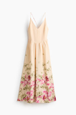 Vestido de tirantes espagueti con vuelo