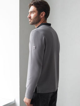 Лонгслив из мягкого фактурного трикотажа с плетеным воротником поло на молнии - Vilatte фото 3