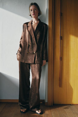 PANTAL?N FLUIDO EFECTO ARRUGADO / Marr?n