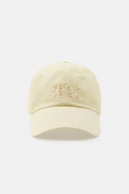 GORRA SARGA TEXTO PERRO / Amarillo claro