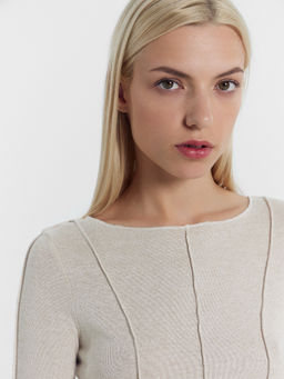 Джемпер женский в светло-бежевом цвете