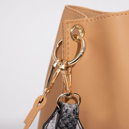 Сумка женская на застёжке, бежевая