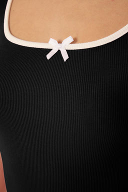 Trendyolmilla Ekru Fiyonklu Kontrast Biye Detayl? Fitted/Vucuda Oturan Fitilli Esenk Orme Bluz TWOSS25BZ00047  фото 14