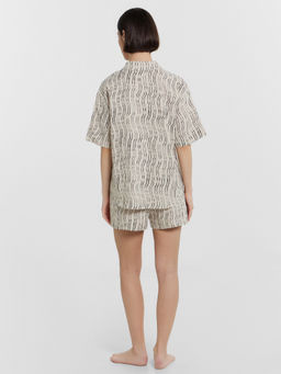 КОМПЛЕКТ ЖЕНСКИЙ (ЖАКЕТ, ШОРТЫ) полоски на молочном 592498