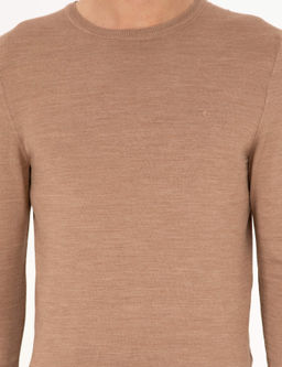 Базовый трикотажный свитер светло-коричневого цвета из смесовой шерсти с круглым вырезом и круглым вырезом - Cacharel фото 6