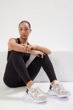 Trendyol Shoes Gri Kontrast Renk Bloklu Kad?n Kal?n Taban Spor Ayakkab? TAKSS25SN00002