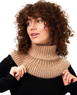 Воротник-манишка вязанная из Мохера