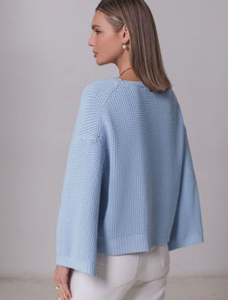 Укороченный джемпер с широкими рукавами рельефной вязки из хлопка с акрилом