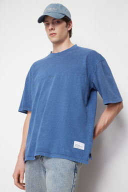 Indigo Oversize/Genis Kesim Dikisli Etiketli Soluk Efektli %100 Pamuk T-Shirt TMNSS24TS00005
