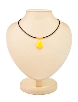 Эффектная подвеска из натурального балтийского янтаря медового цвета Эльза