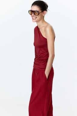 Top drapeado de un hombro