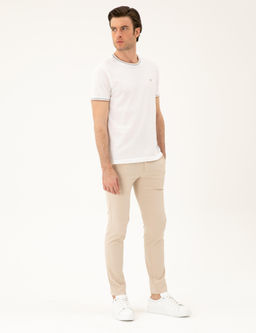 Белая приталенная футболка с круглым вырезом