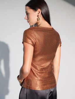 Футболка облегающая из хлопка в рубчик с вырезом лодочка с матовым покрытием металлик