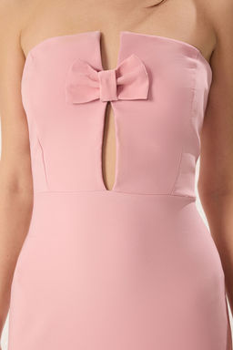 TRENDYOLMILLA Pembe Vucuda Oturan Straplez Fiyonklu Dokuma Midi S?k Elbise TPRSS25EL00244