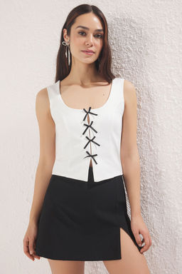 Trendyolmilla Gri Cizgili Kurdele Baglama Detayl? Vucuda Oturan Kare Yaka S?f?r Kol Orme Bluz TWOSS25BZ00147  фото 15