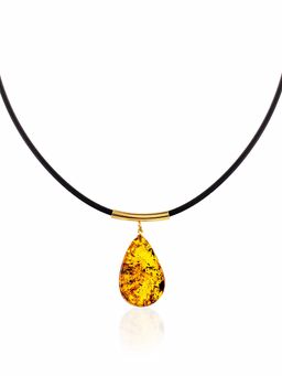 Маленький кулон из натурального искрящегося зеленоватого янтаря на каучуковом шнурке Эльза