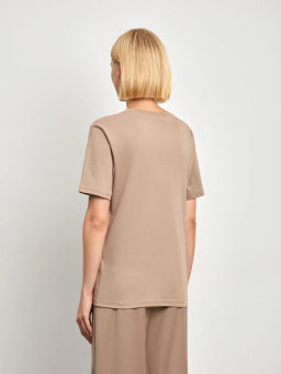 Стильная базовая футболка в цвете мокко - Emka фото 5