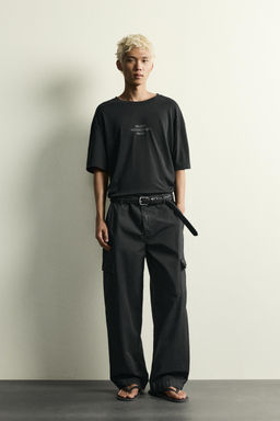 CAMISETA LAVADA RELAXED FIT TEXTOS / Negro