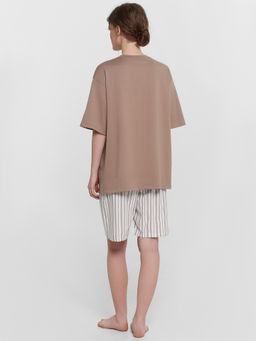 КОМПЛЕКТ ЖЕНСКИЙ (ДЖЕМПЕР, ШОРТЫ) мокко +мокко полоска на белом 592596