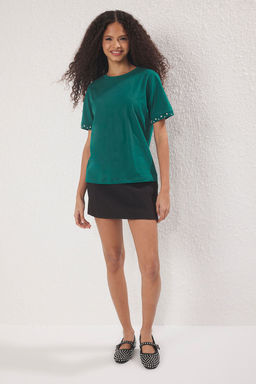 TRENDYOLMILLA Beyaz Tas Aksesuar Detayl? Regular Kal?p Orme T-Shirt TWOSS24TS00070