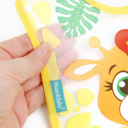 Нагрудник для кормления M&B «Жирафик Лило» непромокаемый на липучке, с карманом