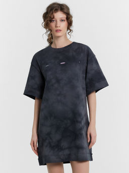 Платье женское серое с эффектом фаст-дай и надписью Здесь сейчас я Фаст Дай на графите 152585 - Mark formelle фото 4