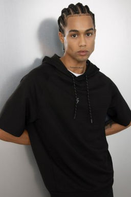 DeFactoFit Siyah Standart Fit Kapusonlu Skuba Dalg?c Kumas K?sa Kollu Tisort