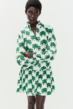Vestido con cuello de volante