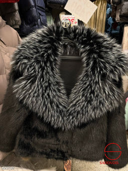 Шуба женская с меховым воротником