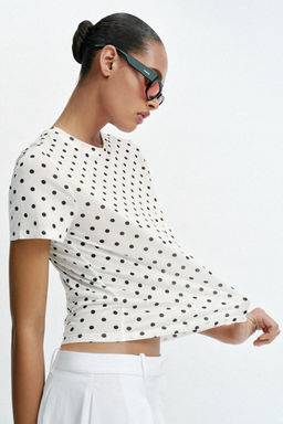 CAMISETA LUNARES MANGA CORTA / Crudo / Negro