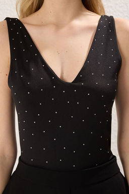 TRENDYOLMILLA Siyah Tasl? S?rt Dekolteli V Yaka Fitted/Vucuda Oturan C?tc?tl? Esnek Orme Body TWOSS25BD00007  фото 3