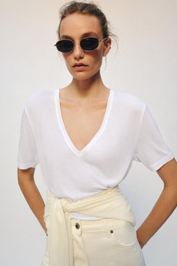 CAMISETA ESCOTE PICO FLUIDA / Blanco