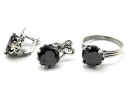 Кольцо Серьги с цирконом искусственным, цв.черный размер 19.