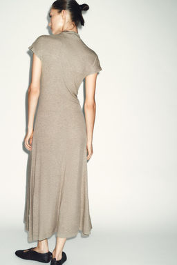 VESTIDO MAXI CUELLO ALTO / Crudo