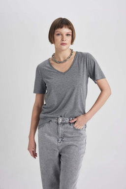 Футболка стандартного кроя с V-образным вырезом и короткими рукавами