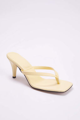 Trendyolmilla Shoes Siyah Kare Burun Parmak Aras? Kad?n Ince Topuklu Terlik TAKSS25TO00096