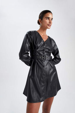 Мини-платье из искусственной кожи с V-образным вырезом и длинными рукавами - Defacto фото 7